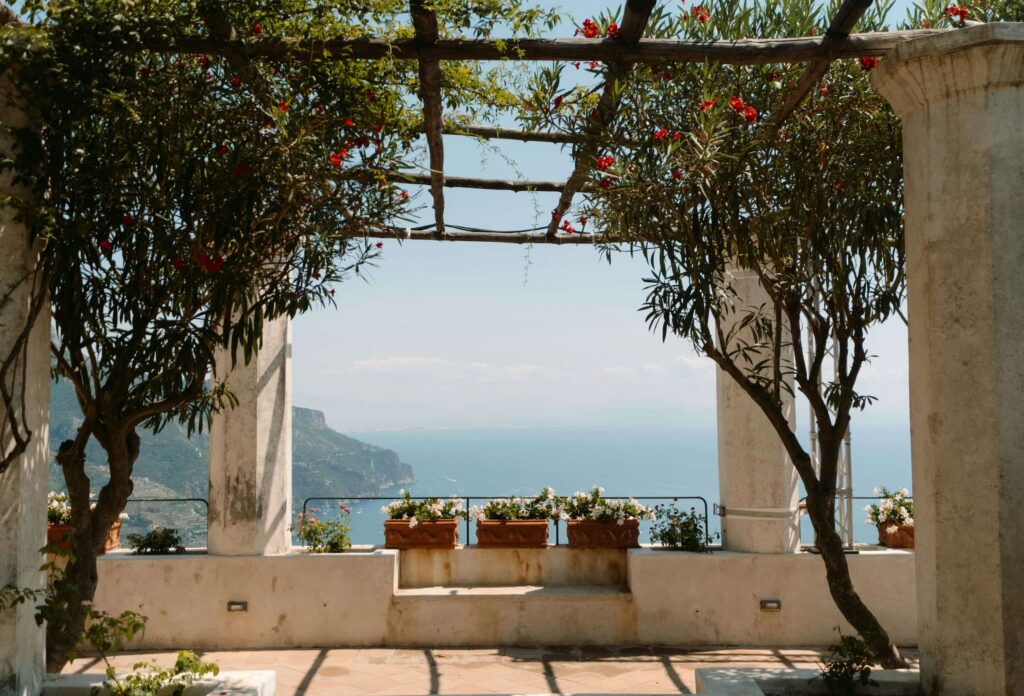 Terraza mediterránea diseñada para disfrutar del exterior con vegetación y sombra natural