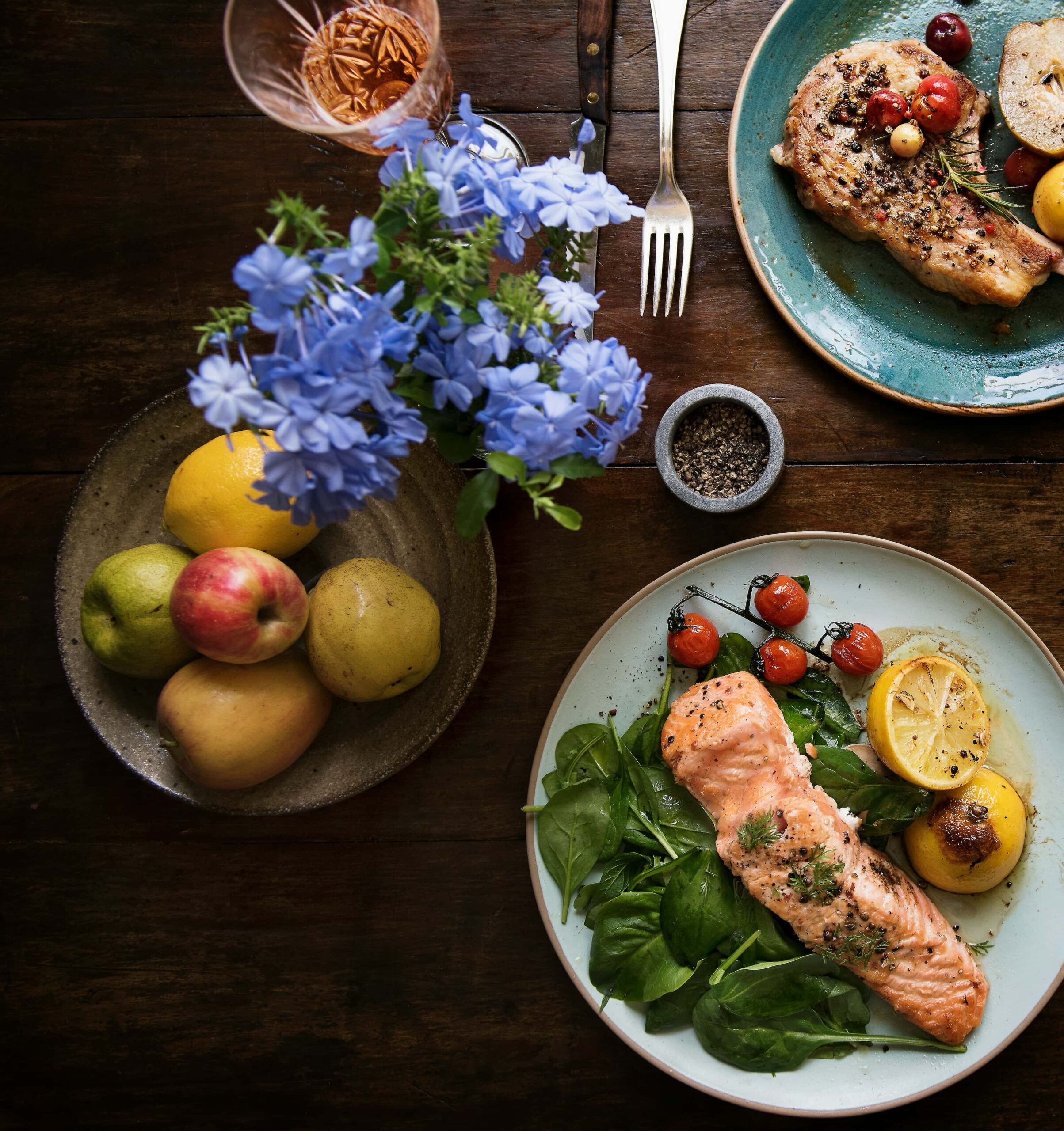 Ingredientes frescos de temporada preparados sobre una mesa de cocina con luz natural